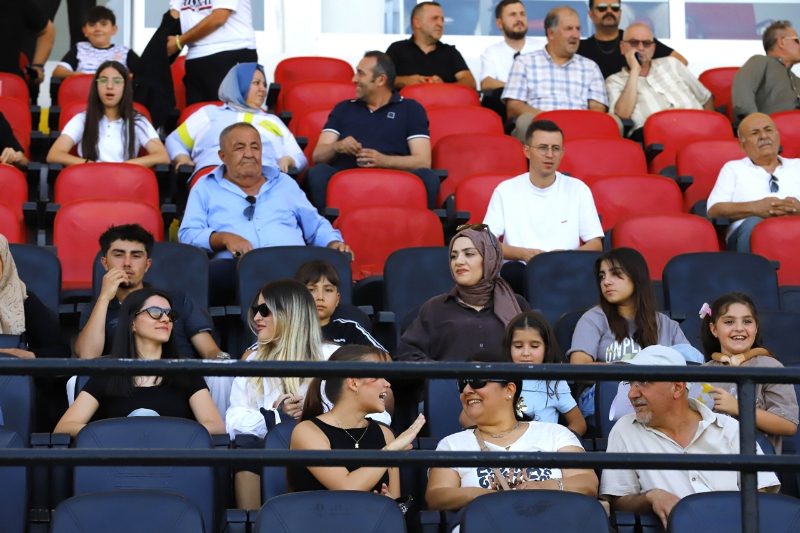 Aksarayspor tribünleri artık daha renkli