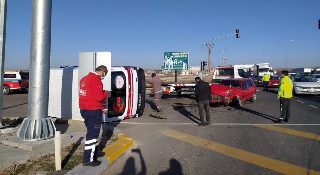 Emniyet Şeridini İhlal Eden Sürücü Ambulansa Çarptı: 5 Yaralı