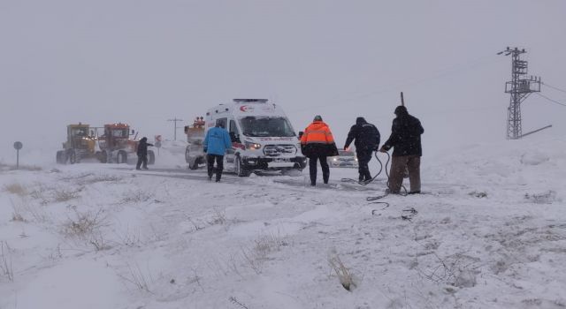Hamile Anneyle Kara Saplanan Ambulansı Ekipler Kurtardı
