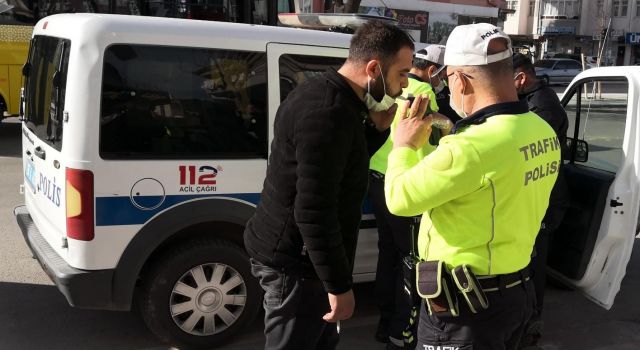 Muayenesiz Araçla Yakalanan Ehliyetsiz Sürücü Basın Mensuplarını Darp Etti