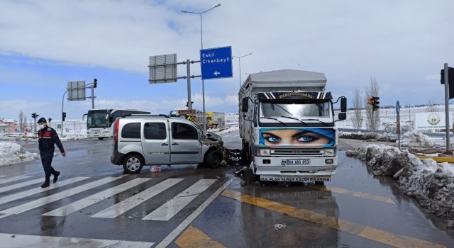 Hafif ticari otomobil ile kamyonet çarpıştı: 3 yaralı