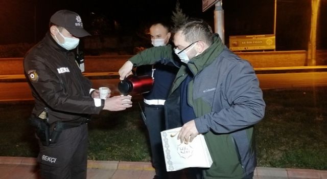 Polislere çay ve kek ikramı