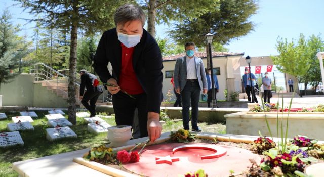 Aksaray Valiliğinden şehitliğe Bayram ziyareti