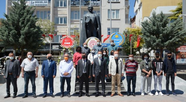 İyi partiden At atürk anıtına çelenk