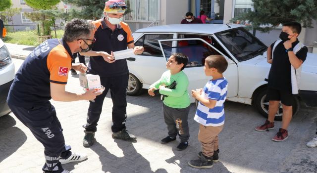 Sokaktaki çocuklar şeker ve maske takıldıktan sonra evlerine gönderildi