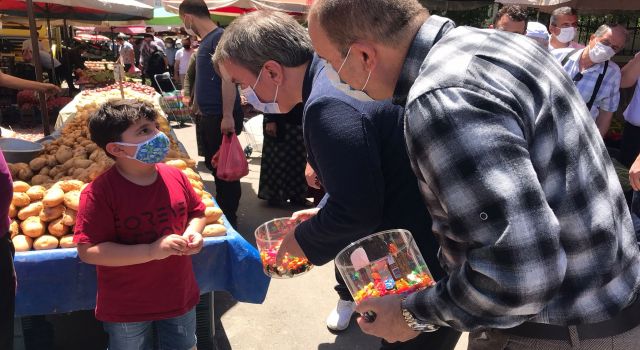 Vali Aydoğdu, semt pazarında esnaf ve vatandaşlara şeker ikram edip bayramlaştı