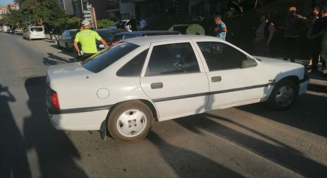 Alkollü sürücü, park halindeki 2 otomobile çarptı