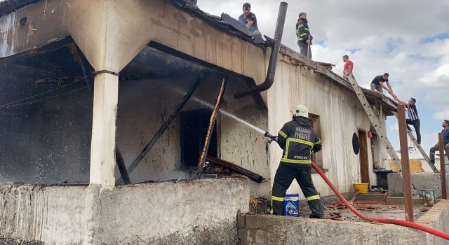 Kutlu kasabasında çıkan ev yangını, itfaiye ekiplerince söndürüldü