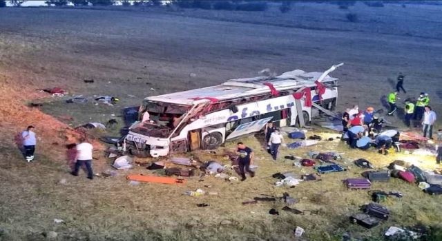Yolcu otobüsü takla attı: 14 ölü, 18 yaralı