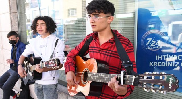 Liseli Gençler Özgün Müziği Sokağa Taşıdı