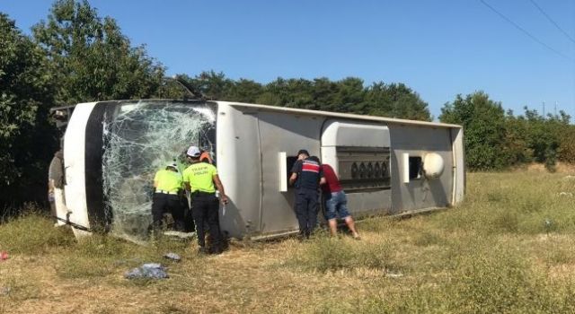 Turistleri Taşıyan Otobüs İle Öğrenci Servisi Çarpıştı: 1 Ölü, 35 Yaralı