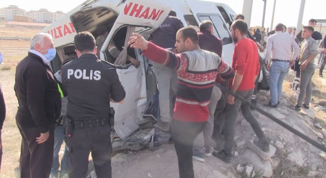 Aksaray-Konya Karayolu’nda Aynı Yönde Seyreden Kamyona Kırmızı Işıkta Arkadan Çarpan Minibüsteki 4 kişi Yaralandı