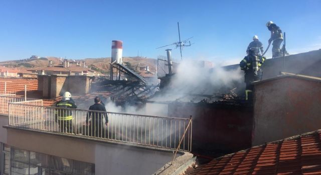 Apartmanda Yangın Paniği: Çatı Kül Oldu