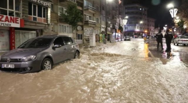 İçme Suyu Ana Hattı Patladı, Yolda Çökmeler Meydana Geldi