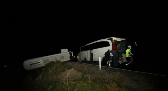 Öğrencileri Taşıyan Otobüslerin Karıştığı Kazada 44 Kişi Yaralandı