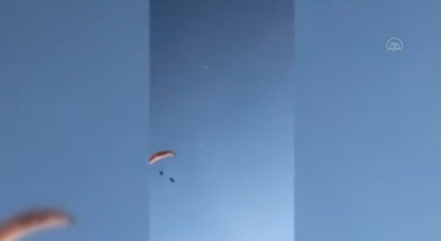 Paraşütçüler Havada Çarpıştı