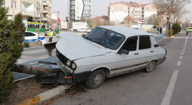 Direksiyon Hakimiyetini Kaybeden Sürücü Ağaca Çarptı: 1 Yaralı