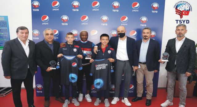 Futbolun Efsaneleri Pepsi ‘Yıldız Futbolcu Seminerleri”nde  Genç Futbolseverlerle İzmir’de Buluştu