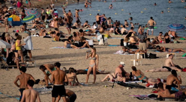 Avrupa'da İlk: Plajda Sigara İçmek Yasaklanıyor