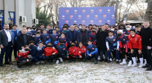 Futbolun Efsaneleri Pepsi ‘Yıldız Futbolcu Seminerleri’nde Genç Futbolseverlerle Ankara’da Buluştu