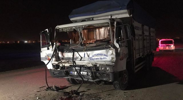 İş Makinesine Çarpan Kamyonet Hurdaya Döndü 3 Kuzen Yaralandı