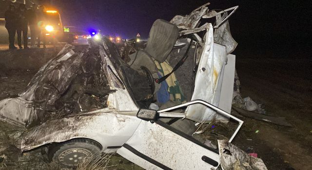 Aksaray’da İki Otomobil Çarpıştığı Feci Kazada 7 Kişi Ölü