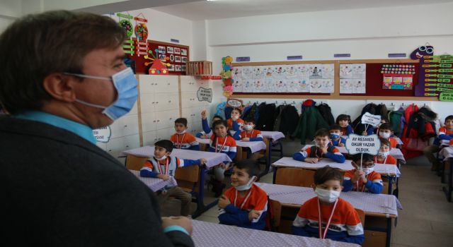 Vali Aydoğdu, Öğrencilerin Karne Heyecanına Ortak Oldu