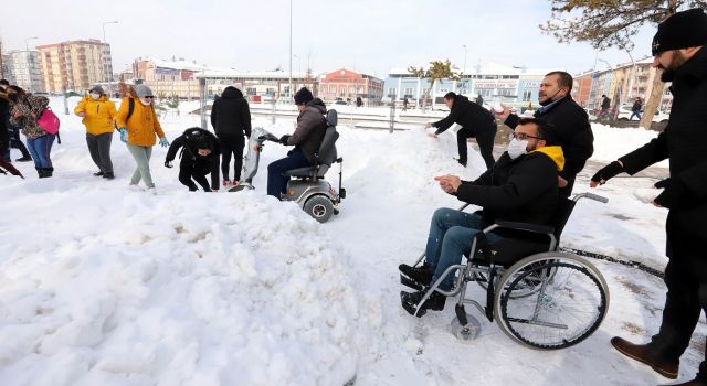 Özel Çocukların Kar Sevinci