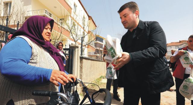 Dinçer Çat Kapı Ziyaretlerde Pide İkram Etti