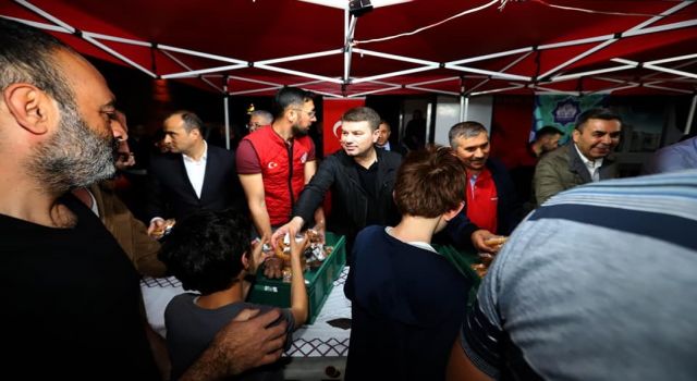 Dinçer Kandil’de Vatandaşlara Simit Dağıttı
