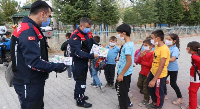 Jandarmadan Köy Çocuklarına Sürpriz Ziyaret