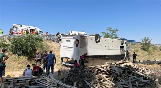 Denizli'de Tur Otobüsü Şarampole Devrildi: 15 Yaralı
