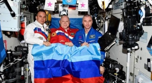 Rus Kozmonotlar ISS'de Luhansk Ve Donetsk Bayraklarıyla Poz Verdi: Hem Dünya'da Hem Uzayda Kutluyoruz