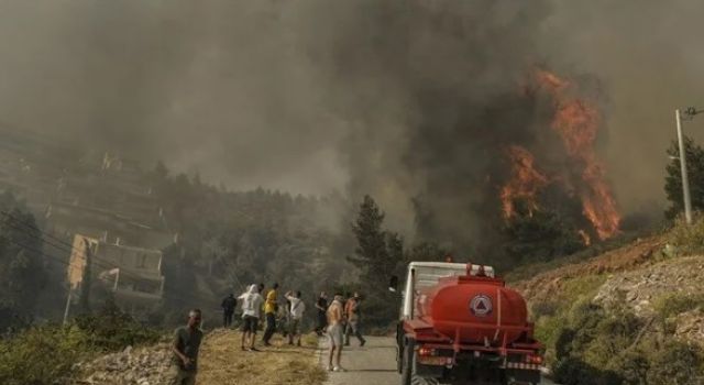 Yunanistan'da Çok Sayıda Noktada Orman Yangını