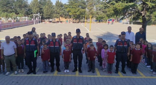 Jandarma Çocukların Okul Heyecanına Ortak Oldu