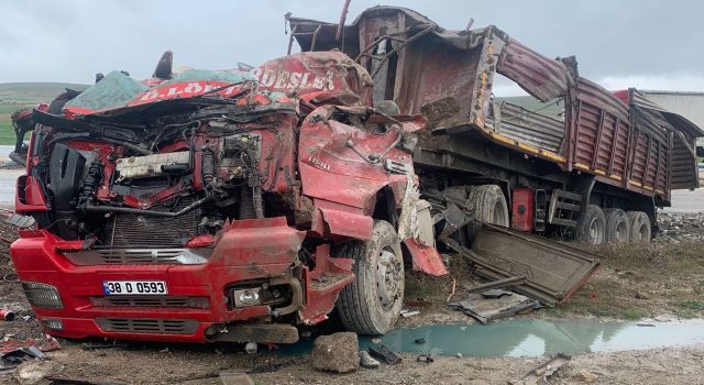 Yağmur Kazaya Yol Açtı, Kayan Tır Takla Attı: Bir Yaralı