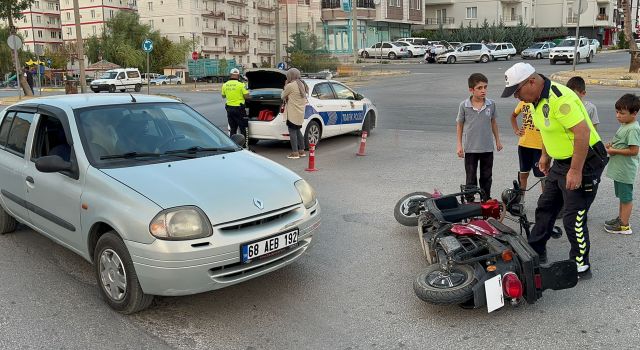 Elektrikli Motosikletle Otomobil Çarpıştı: 1 Yaralı