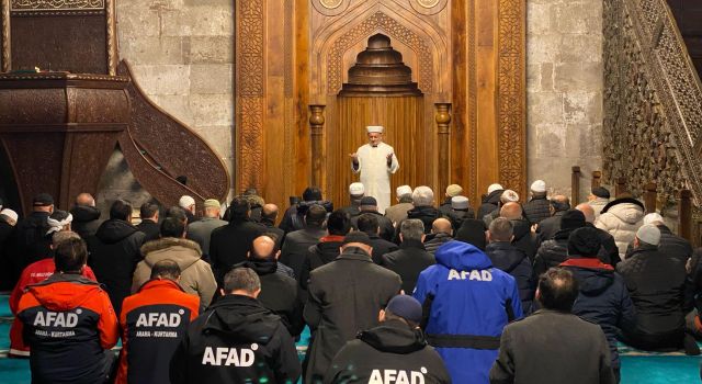 Depremde Vefat Edenler İçin Eller Semaya Açıldı