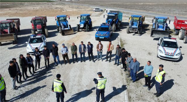 Jandarma, Traktör Sürücülerine Reflektör Dağıttı
