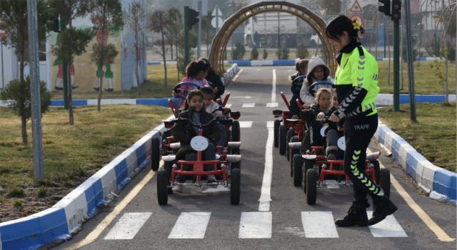 Okullarda Öğrencilere Yüz Yüze Trafik Eğitimi Verildi