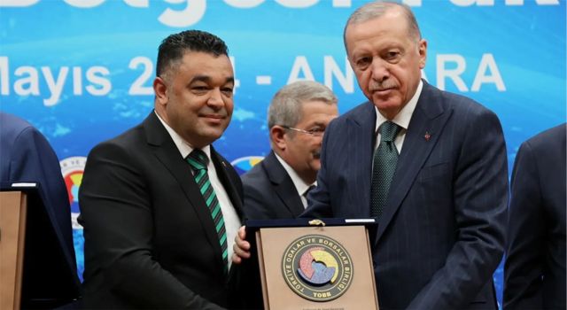 Cumhurbaşkanı Erdoğan, ATSO Başkanı Koçaş’a Hizmet Şeref Belgesi Ve Plaket Takdim Etti