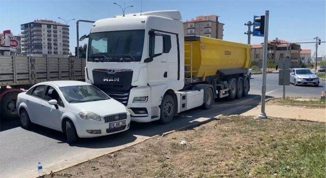 Tırın Döneceğini Sanıp Gazlayınca Kaza Yaptılar