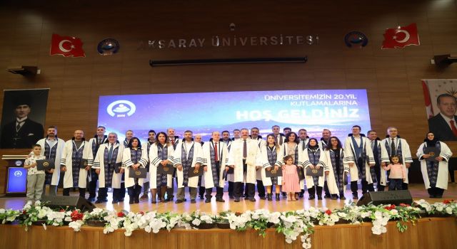 102 AKADEMİSYEN CÜBBE GİYDİ