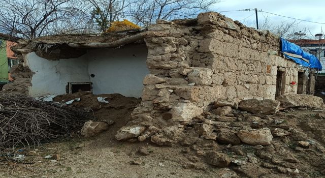 Akhisar köyünde metruk evler yıkıldı