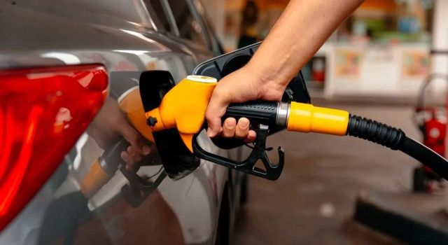 Benzine ve dizele büyük zam yolda