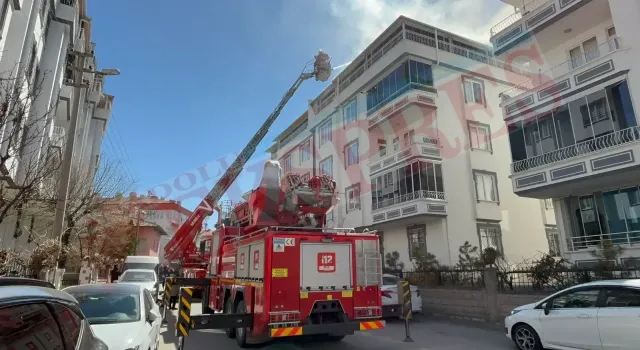 Çatıda çıkan yangın paniğe yol açtı! Bina tahliye edildi