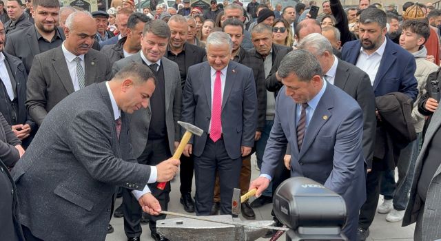 Meydanda Nevruz ateşi yandı, demirler dövüldü