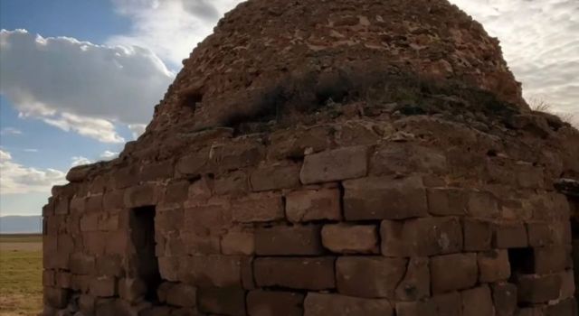 Tarihi Kümbet defineciler tarafından tahrip edildi