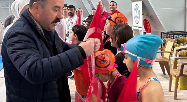 140 minik sporcu, 23 Nisan coşkusunu havuzda yaşadı