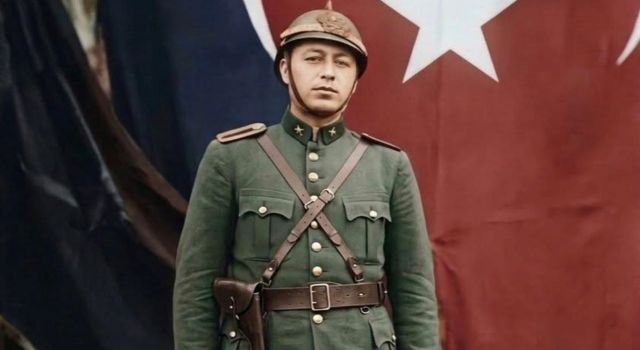 1939’da TBMM önünde Aksaraylı bir polis